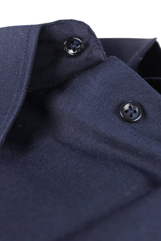 Мужская темно-синяя рубашка slim fit с длинным рукавом без карманов, 67% хлопок, 33% полиэстер, подходит для стильного образа — изображение 3