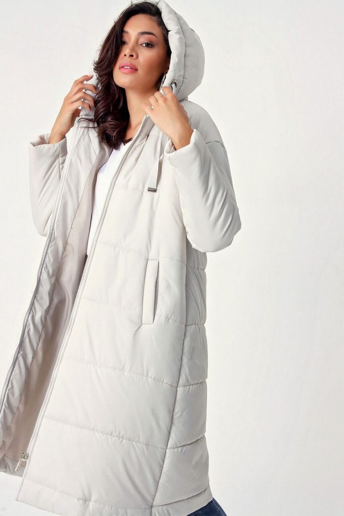 Женское длинное oversize куртка с капюшоном и молнией, 100% полиэстер, модели 38, длина 108 см, рукав 50 см, для комфортной носки — изображение 2