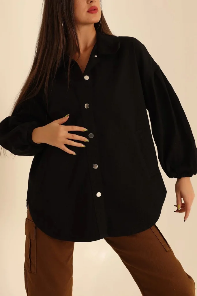 Женская черная oversize куртка из габардина с металлическими пуговицами и эластичными манжетами на запястье