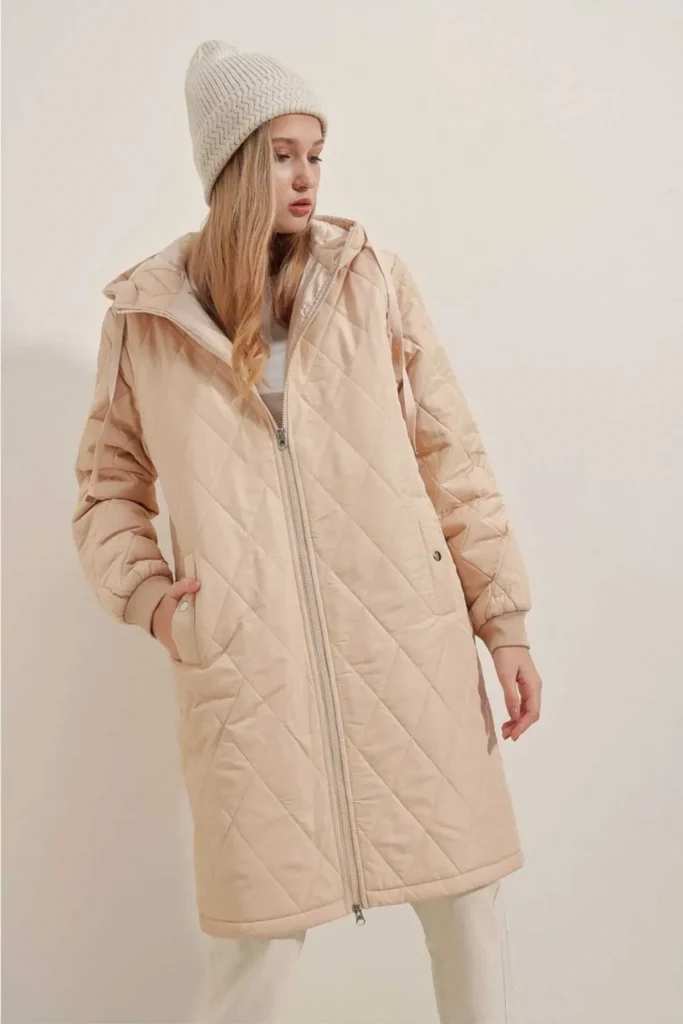 Женская кремовая стеганая длинная пуховка HZL22W-BD151381, 100% Polyester, размер M/38, капюшон несъемный, карманы, производство Турция — изображение 2