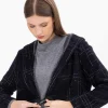 Большой размер трикотажная куртка с капюшоном, удобная и стильная, в черном цвете, идеальна для сочетания комфорта и моды — изображение 7