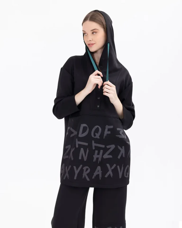 Стильный свитшот с капюшоном и полупатой, низкий крой, полиэстер 95%, эластан 5%, доступен в черном цвете, размеры S, M, L, XL — изображение 2