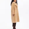 У oversize миди пальто из шубы уникальное сочетание стиля и комфорта. Пухлый теплый материал, карманы, низкий рукав и подкладка. Цвет: верблюд. Размеры: M, L — изображение 4