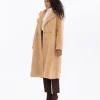 У oversize миди пальто из шубы уникальное сочетание стиля и комфорта. Пухлый теплый материал, карманы, низкий рукав и подкладка. Цвет: верблюд. Размеры: M, L — изображение 3