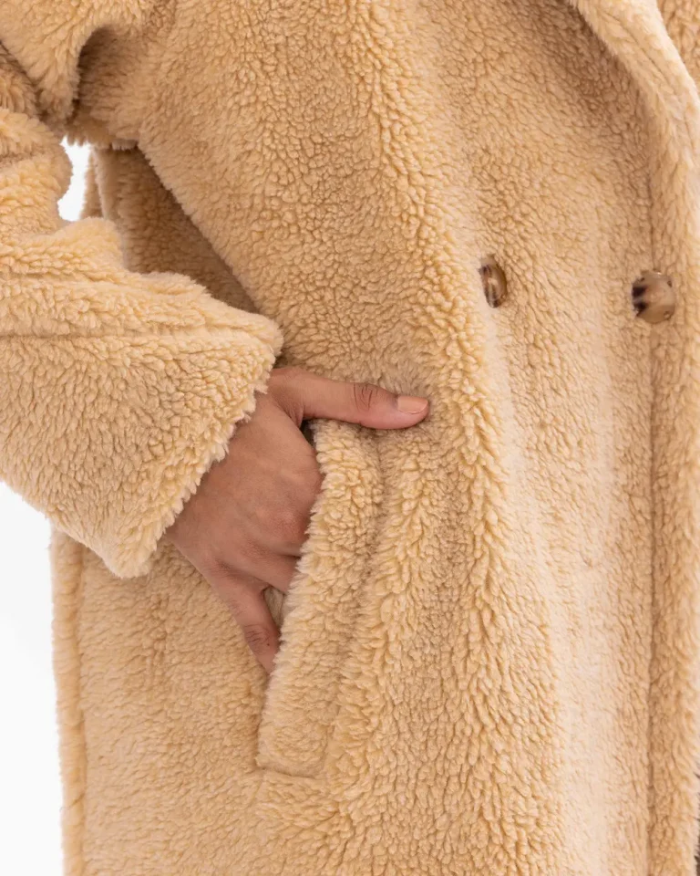 У oversize миди пальто из шубы уникальное сочетание стиля и комфорта. Пухлый теплый материал, карманы, низкий рукав и подкладка. Цвет: верблюд. Размеры: M, L — изображение 8