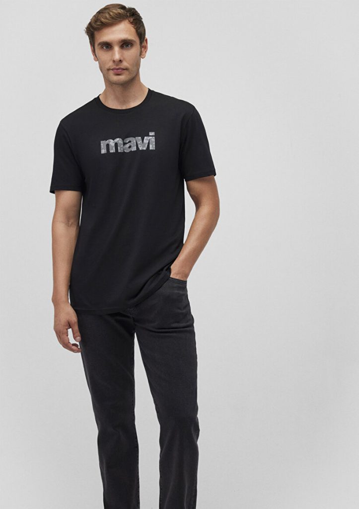 Чёрная футболка с логотипом Mavi из 100% хлопка, доступна в размерах S, M, L, XL, XXL