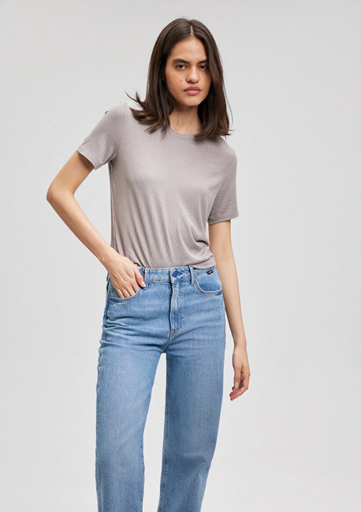 Футболка Lux Touch TENCEL TM серого цвета с обычным кроем, короткими рукавами и округлым вырезом, комфортный материал из 92%Modal и 8%Эластана — изображение 2