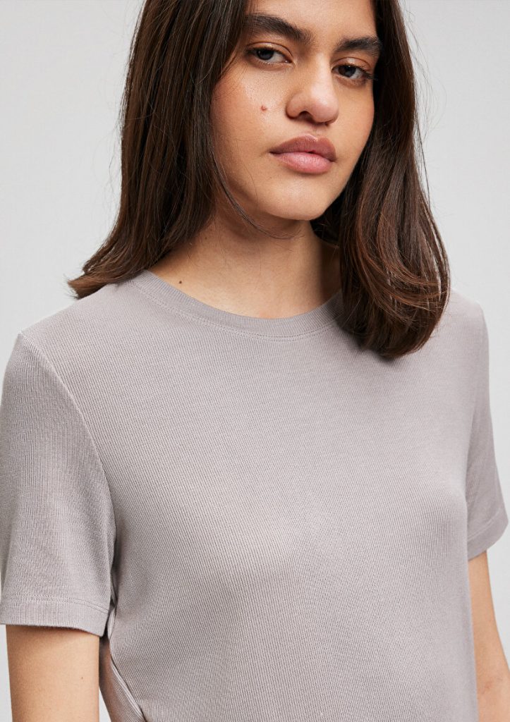 Футболка Lux Touch TENCEL TM серого цвета с обычным кроем, короткими рукавами и округлым вырезом, комфортный материал из 92%Modal и 8%Эластана — изображение 5