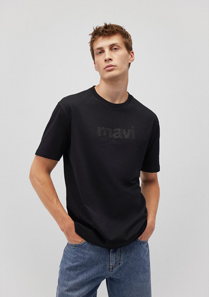 Черная футболка с синим логотипом MAVI из 100% хлопка, доступна в размерах S, M, L, XL, XS