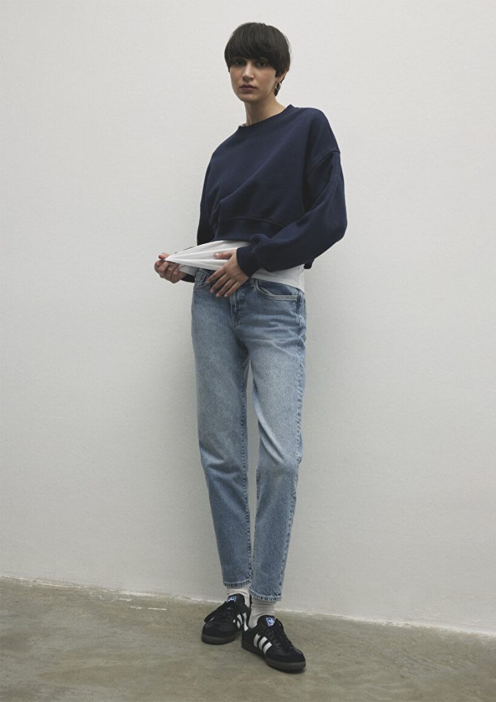 Джинсы Mom Jean Cindy Classic Denim светло-голубые с высокой талией, облегающим кроем и текстурированной тканью от MAVI