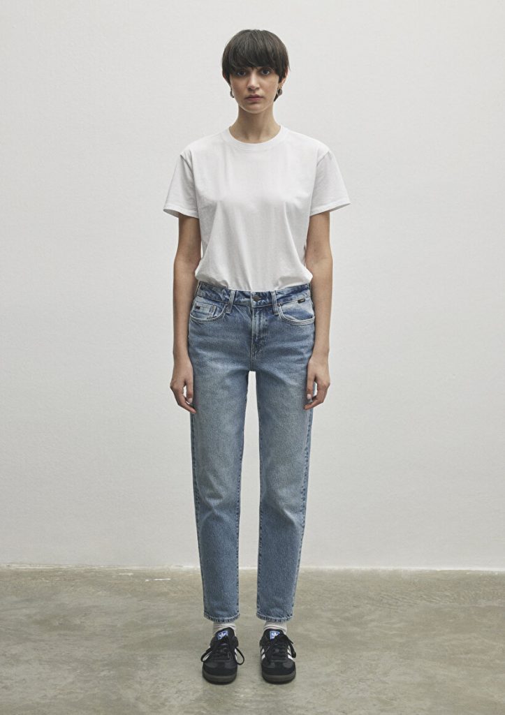 Джинсы Mom Jean Cindy Classic Denim светло-голубые с высокой талией, облегающим кроем и текстурированной тканью от MAVI — изображение 2
