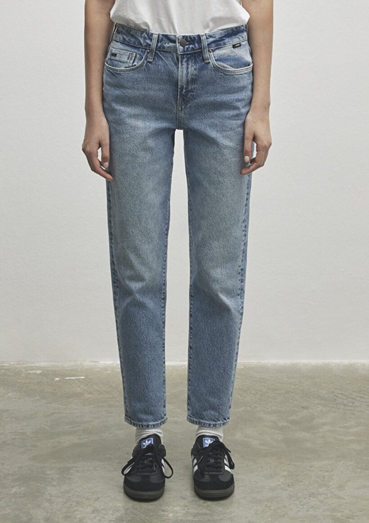 Джинсы Mom Jean Cindy Classic Denim светло-голубые с высокой талией, облегающим кроем и текстурированной тканью от MAVI — изображение 3