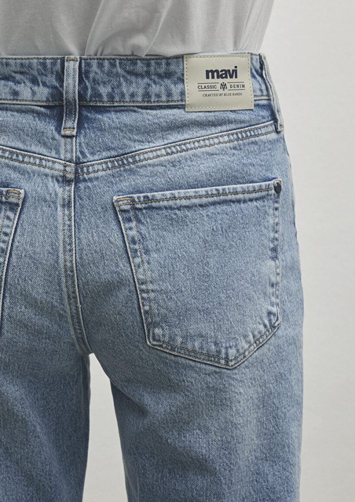 Джинсы Mom Jean Cindy Classic Denim светло-голубые с высокой талией, облегающим кроем и текстурированной тканью от MAVI — изображение 7