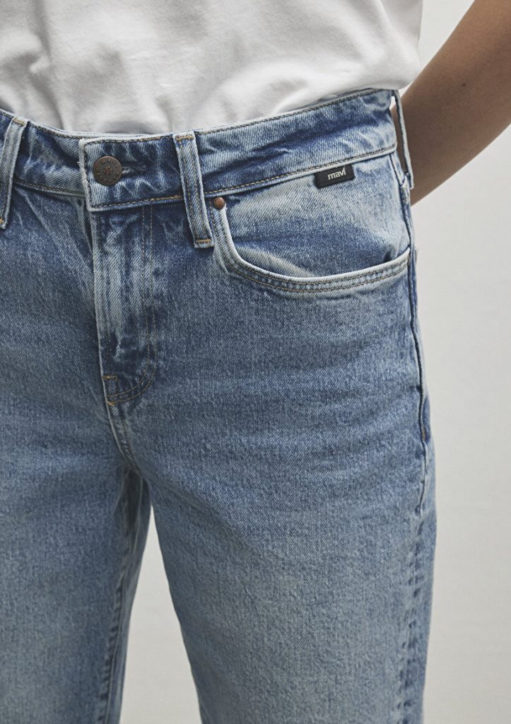 Джинсы Mom Jean Cindy Classic Denim светло-голубые с высокой талией, облегающим кроем и текстурированной тканью от MAVI — изображение 8