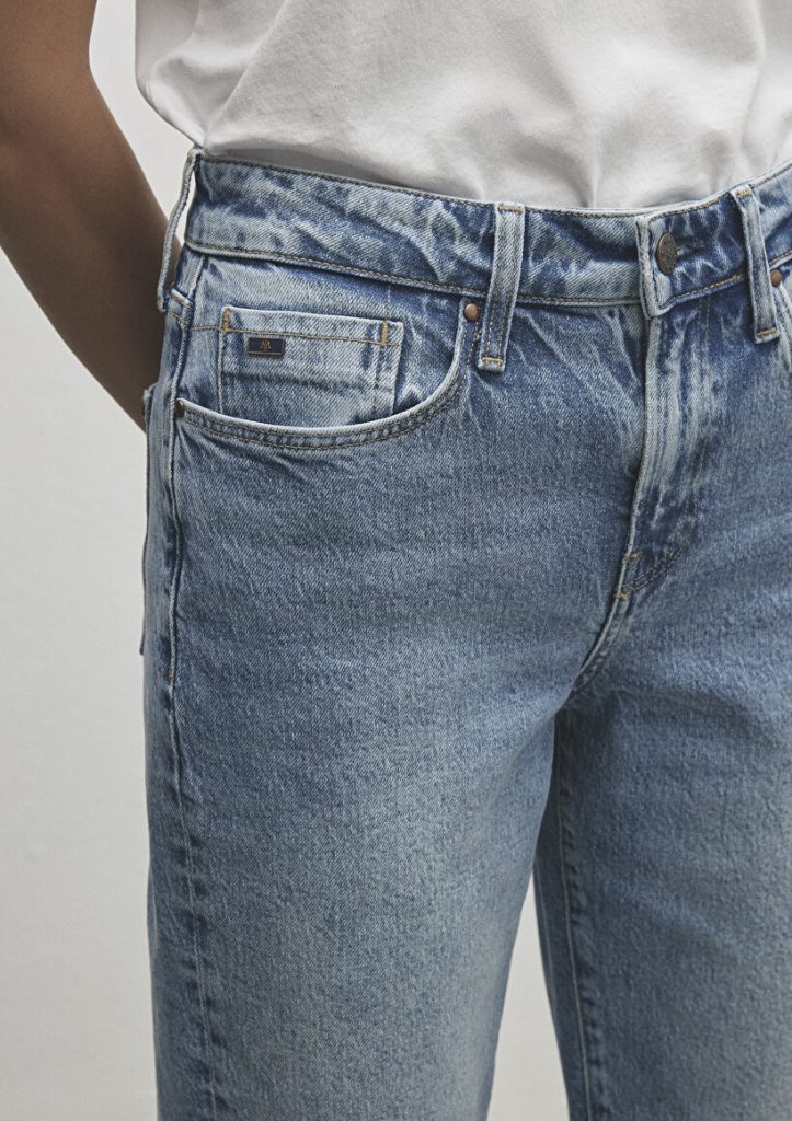 Джинсы Mom Jean Cindy Classic Denim светло-голубые с высокой талией, облегающим кроем и текстурированной тканью от MAVI — изображение 6