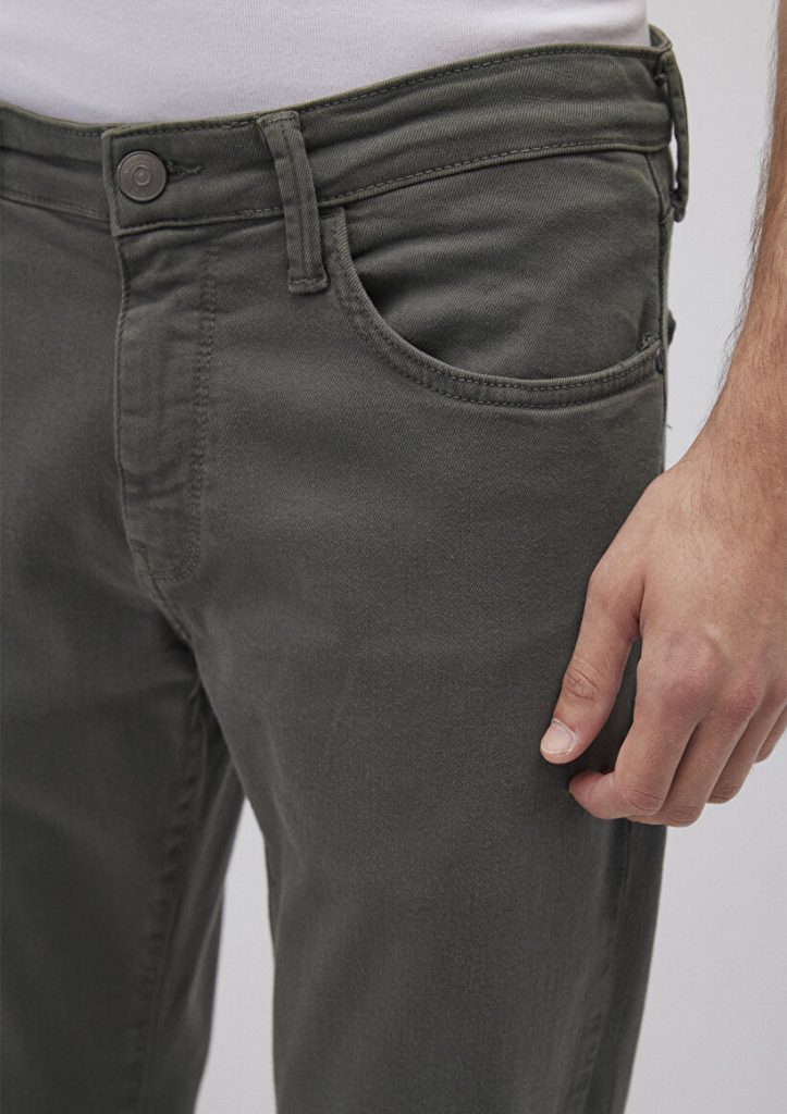 Мужские брюки Hunter Yosun Yeşili Comfort Gabardin от MAVI, свободный крой, прямые ноги, 98% хлопок, 2% эластан, для атлетичного телосложения — изображение 4