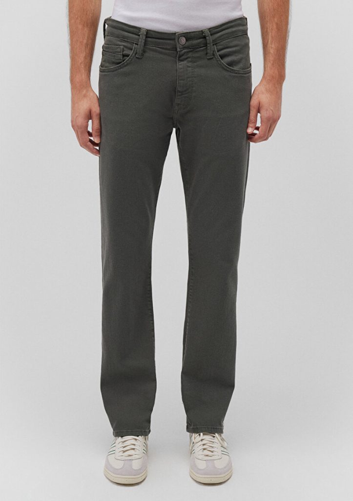 Мужские брюки Hunter Yosun Yeşili Comfort Gabardin от MAVI, свободный крой, прямые ноги, 98% хлопок, 2% эластан, для атлетичного телосложения — изображение 2
