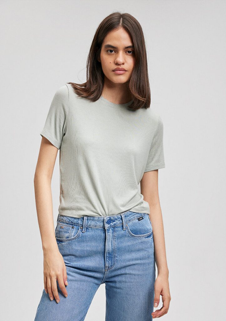 Основная футболка Lux Touch TENCEL TM зеленого цвета, регулярный крой, с коротким рукавом и круглым вырезом, мягкая и дышащая ткань — изображение 2