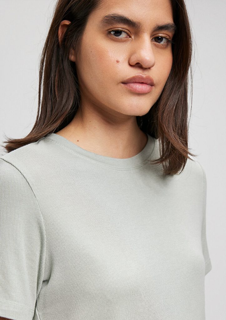 Основная футболка Lux Touch TENCEL TM зеленого цвета, регулярный крой, с коротким рукавом и круглым вырезом, мягкая и дышащая ткань — изображение 5