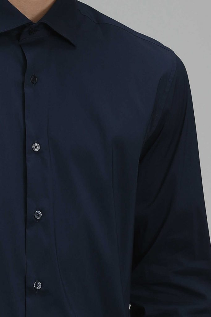 Синяя мужская базовая рубашка Slim Fit — изображение 4
