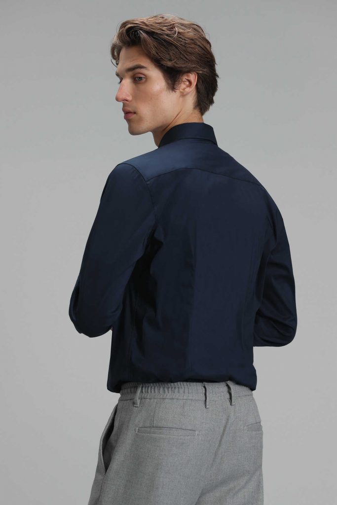 Синяя мужская базовая рубашка Slim Fit — изображение 5