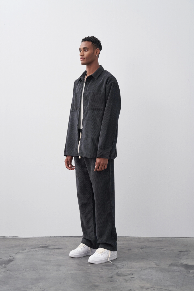 У oversized костюма для мужчин черного цвета свободный крой из мягкого вельвета с 70% хлопка и 30% полиэстера, доступен в размерах S, M, L, XL, XXL — изображение 2