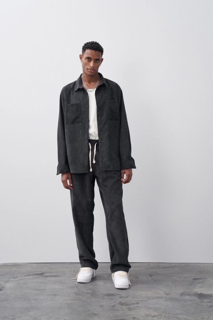У oversized костюма для мужчин черного цвета свободный крой из мягкого вельвета с 70% хлопка и 30% полиэстера, доступен в размерах S, M, L, XL, XXL — изображение 4