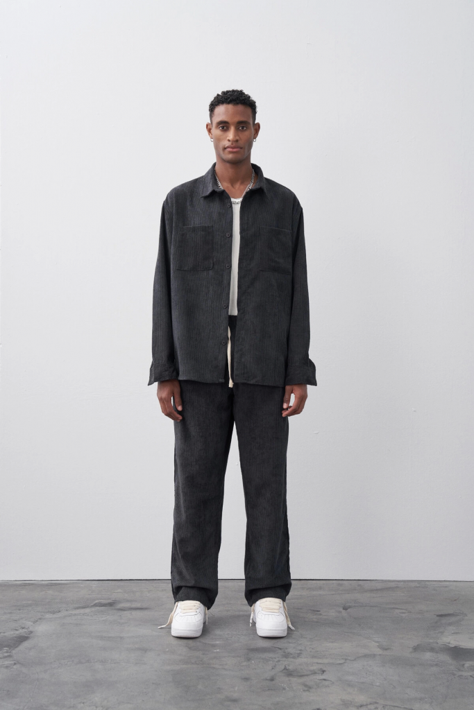 У oversized костюма для мужчин черного цвета свободный крой из мягкого вельвета с 70% хлопка и 30% полиэстера, доступен в размерах S, M, L, XL, XXL