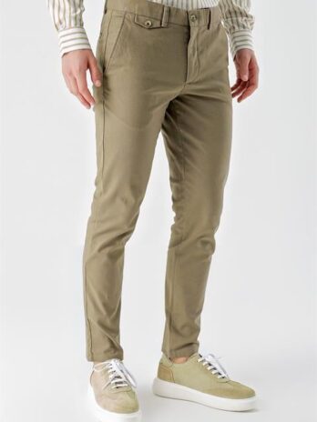 Светло-коричневые мужские брюки чинос slim fit из 98% хлопка и 2% эластана с боковыми карманами