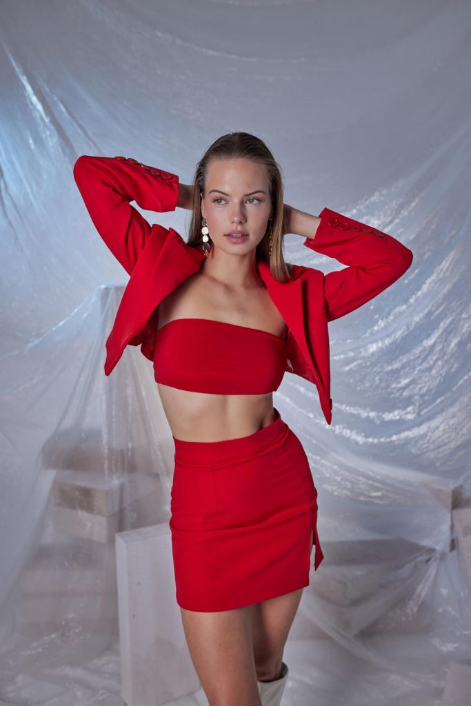 Куртка Panky красная, модель crop, атласная ткань, 100% полиэстер, размеры S, XS, M, L — изображение 2