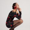 Мини-платье Rosalinda черного цвета с драпировкой и дизайном роз. Модель с вырезом "Мадонна", длинные рукава, романтический стиль — изображение 2