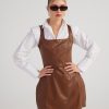 Мини-платье Larissa из веганской кожи коричневого цвета с квадратным вырезом и застёжкой на молнии, размер XS, отражает современный стиль — изображение 4