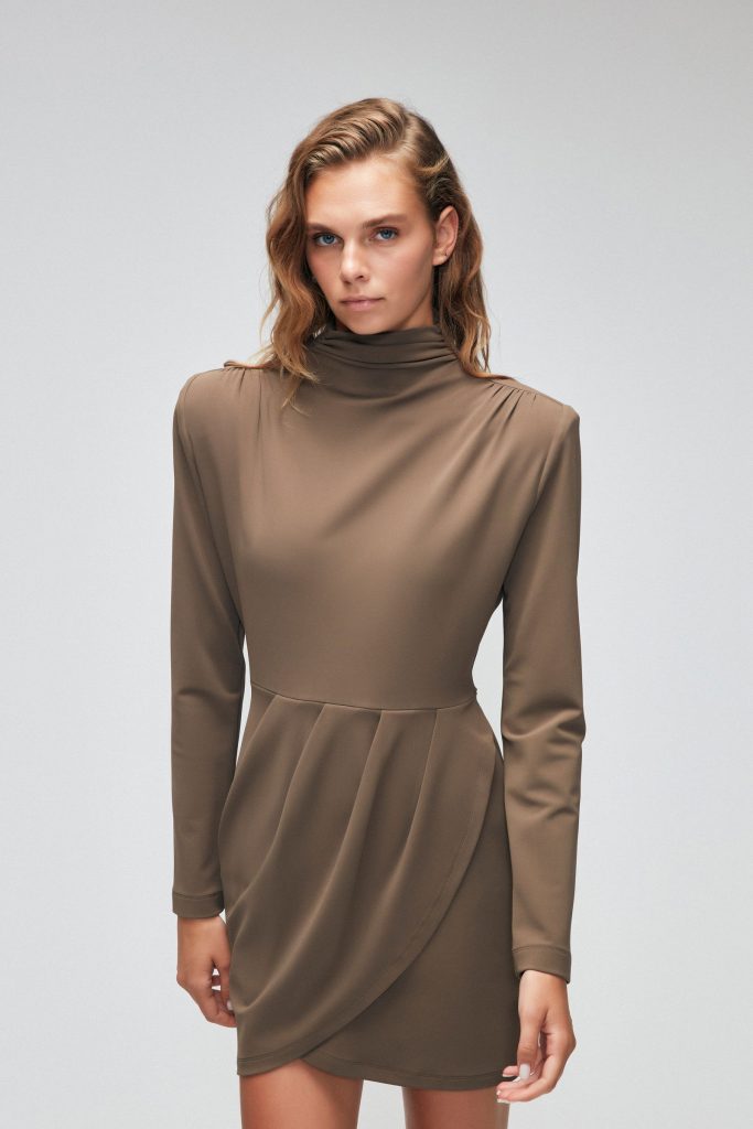 Платье с завязками Vizon Moda Tutkusu, зауженное, ткань 98% вискоза, 2% эластан, длинные рукава, вырез-лодочка, неконтрастный, 81 см длина — изображение 2