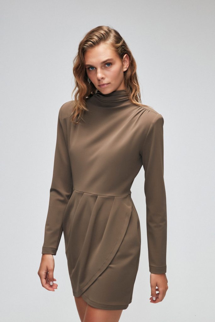 Платье с завязками Vizon Moda Tutkusu, зауженное, ткань 98% вискоза, 2% эластан, длинные рукава, вырез-лодочка, неконтрастный, 81 см длина — изображение 8