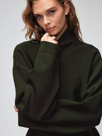 Длинное трикотажное платье Haki Moda с высоким воротником и длинными рукавами, гладкая текстура, размер M, идеальное для стильных образов