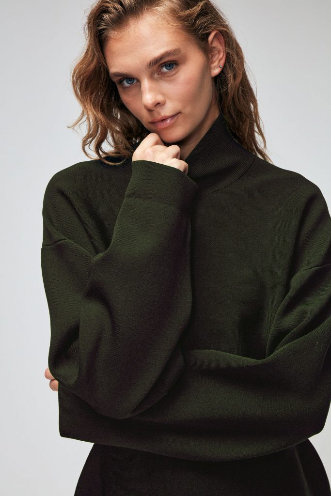 Длинное трикотажное платье Haki Moda с высоким воротником и длинными рукавами, гладкая текстура, размер M, идеальное для стильных образов