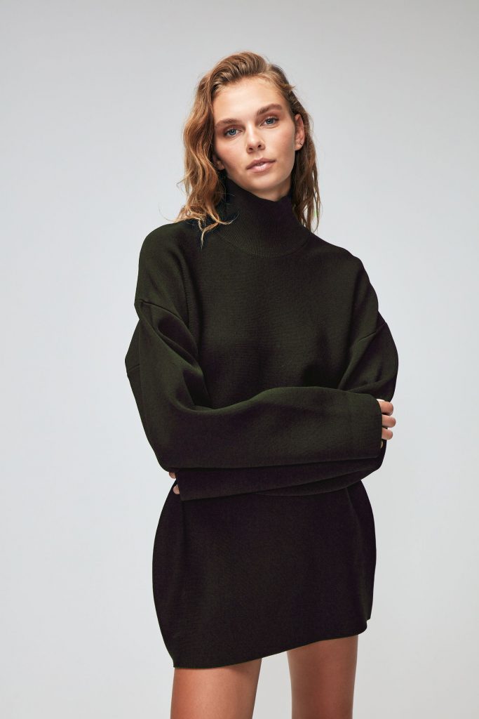 Длинное трикотажное платье Haki Moda с высоким воротником и длинными рукавами, гладкая текстура, размер M, идеальное для стильных образов — изображение 2
