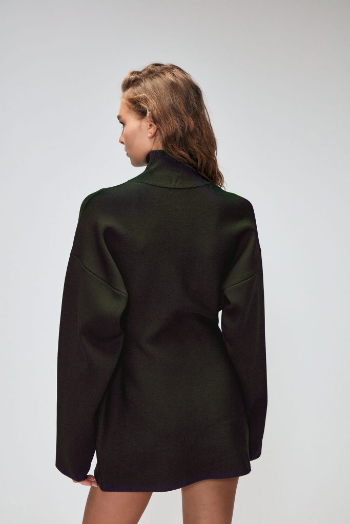 Длинное трикотажное платье Haki Moda с высоким воротником и длинными рукавами, гладкая текстура, размер M, идеальное для стильных образов — изображение 3