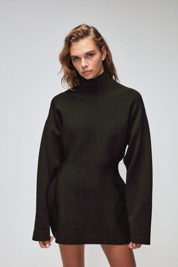 Длинное трикотажное платье Haki Moda с высоким воротником и длинными рукавами, гладкая текстура, размер M, идеальное для стильных образов — изображение 5