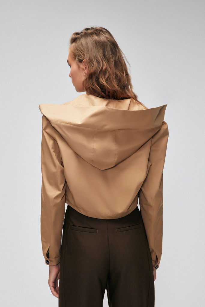 Бежевый короткий тренчкот Moda Tutkusu, 100% полиэстер, кнопки спереди, с карманами, удобный крой, капюшон, стильный и повседневный — изображение 4