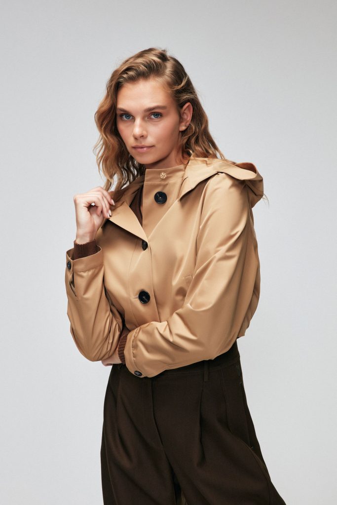 Бежевый короткий тренчкот Moda Tutkusu, 100% полиэстер, кнопки спереди, с карманами, удобный крой, капюшон, стильный и повседневный — изображение 3