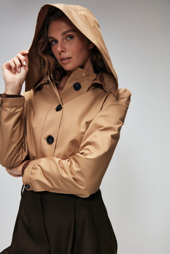 Бежевый короткий тренчкот Moda Tutkusu, 100% полиэстер, кнопки спереди, с карманами, удобный крой, капюшон, стильный и повседневный — изображение 6