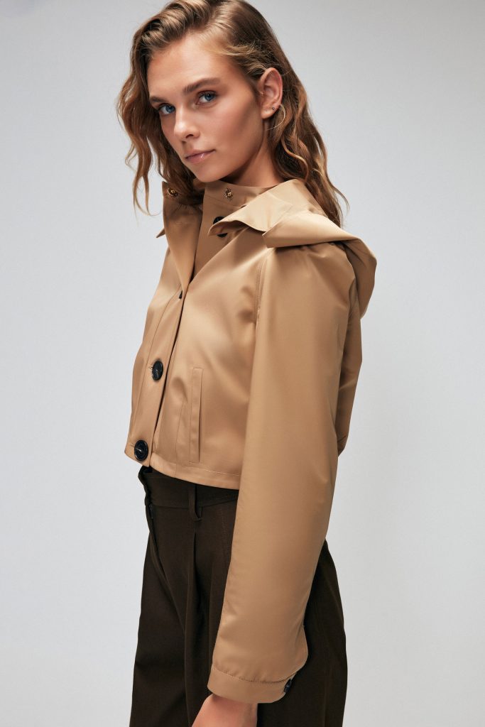 Бежевый короткий тренчкот Moda Tutkusu, 100% полиэстер, кнопки спереди, с карманами, удобный крой, капюшон, стильный и повседневный — изображение 2