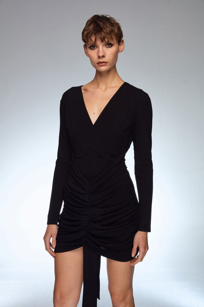 Чёрное платье с драпировкой Moda Tutkusu, модели 36, размер 42-46, стильный и элегантный выбор для любого гардероба — изображение 4