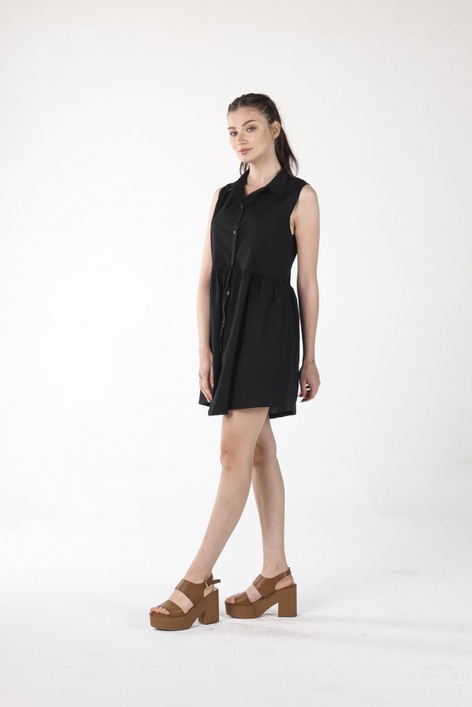 Черное платье с воротником-рубашкой из 100% хлопка, размеры S, M, L, XL, подходит для стильного образа — изображение 3