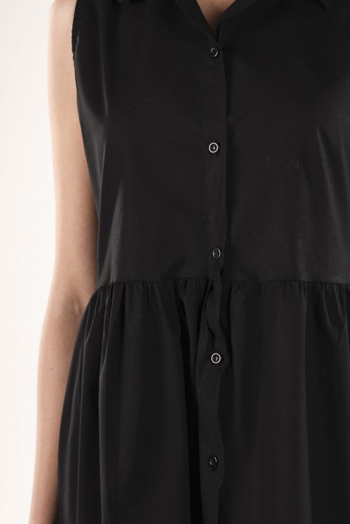 Черное платье с воротником-рубашкой из 100% хлопка, размеры S, M, L, XL, подходит для стильного образа — изображение 2