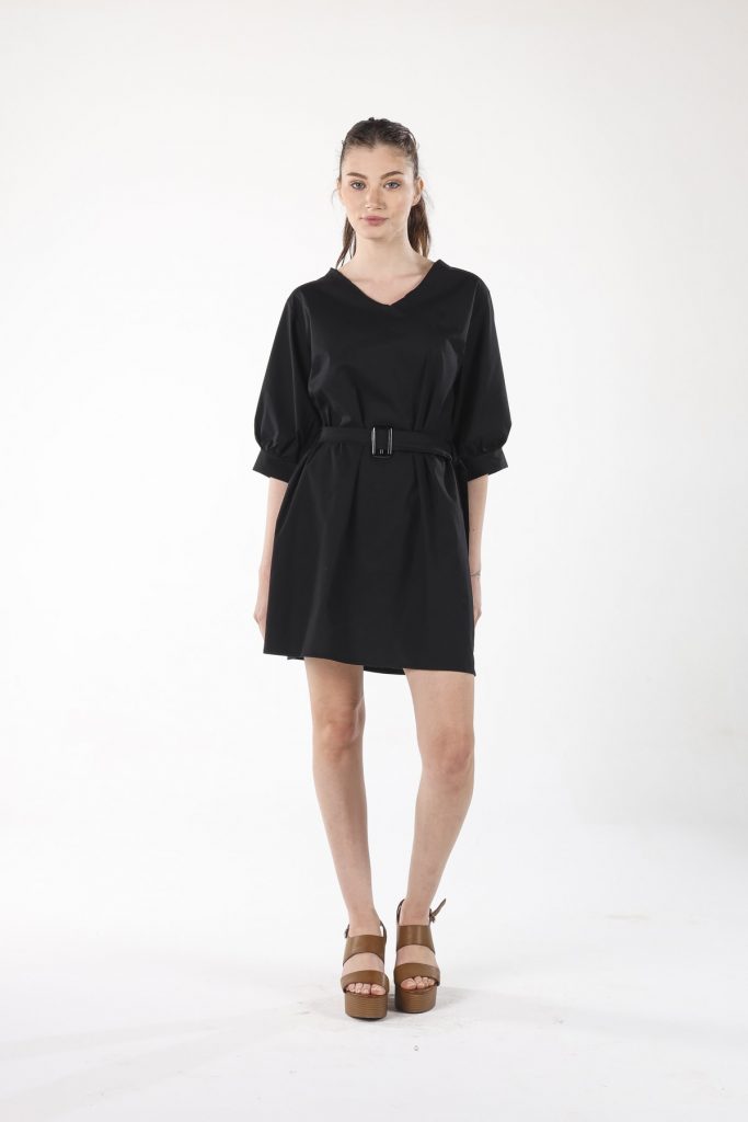 Черное платье с V-образным вырезом и поясом, 100% хлопок, размеры S, M, L, XL, идеально сидит на фигуре — изображение 4