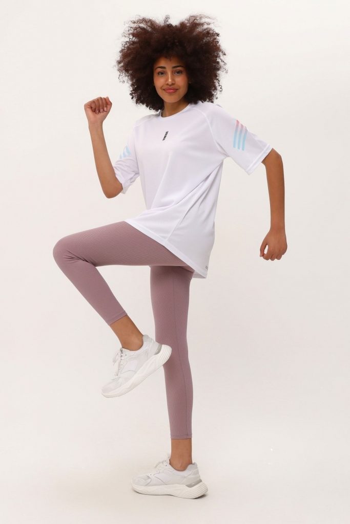 Фитнес-футболка для женщин Genius Fit с мягкой дышащей тканью и сетчатой спинкой, помогает сохранять прохладу и сухость — изображение 4