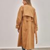 Тренчкот с поясом и детали кэмера, длина 140 см, свободный фасон, размеры S и M, модель 178 см, 52 кг в S размере — изображение 4