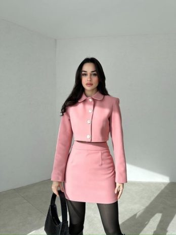 Костюм розового цвета с крупными пуговицами, жакет и брюки, высокие, длина жакета 39 см, брюки 41 см, идеально садятся на размер S и L